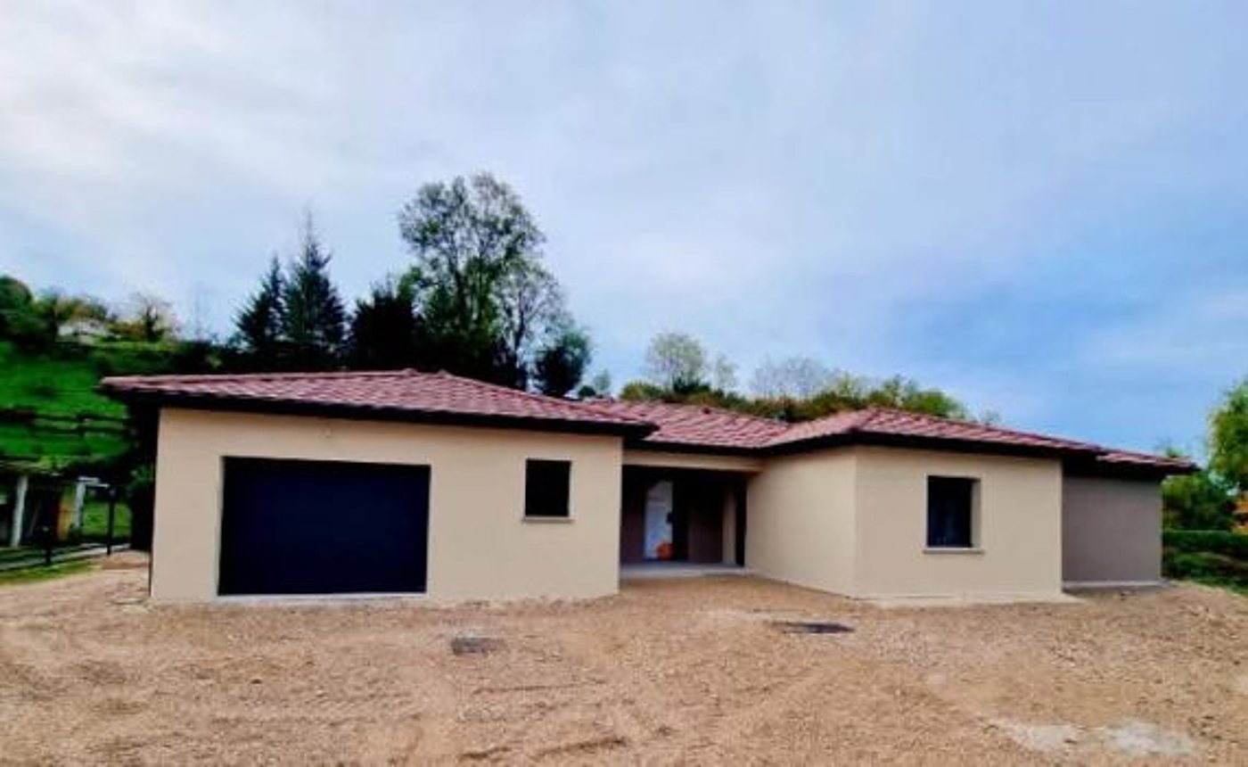 Maison de plain-pied neuve à façade beige et toit de tuiles rouges